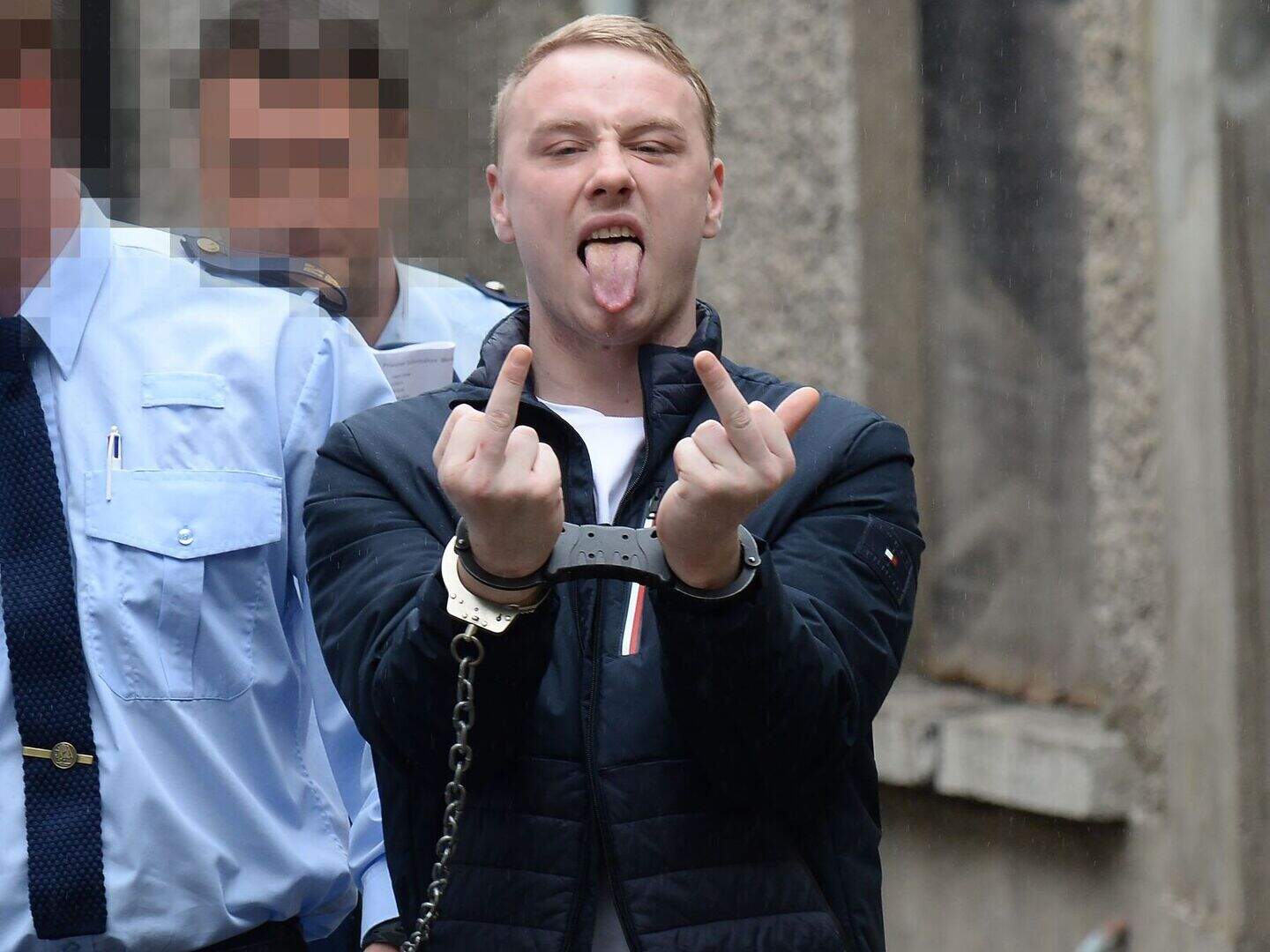 Burglary gang member gives Sunday World the finger as sentencing ...
