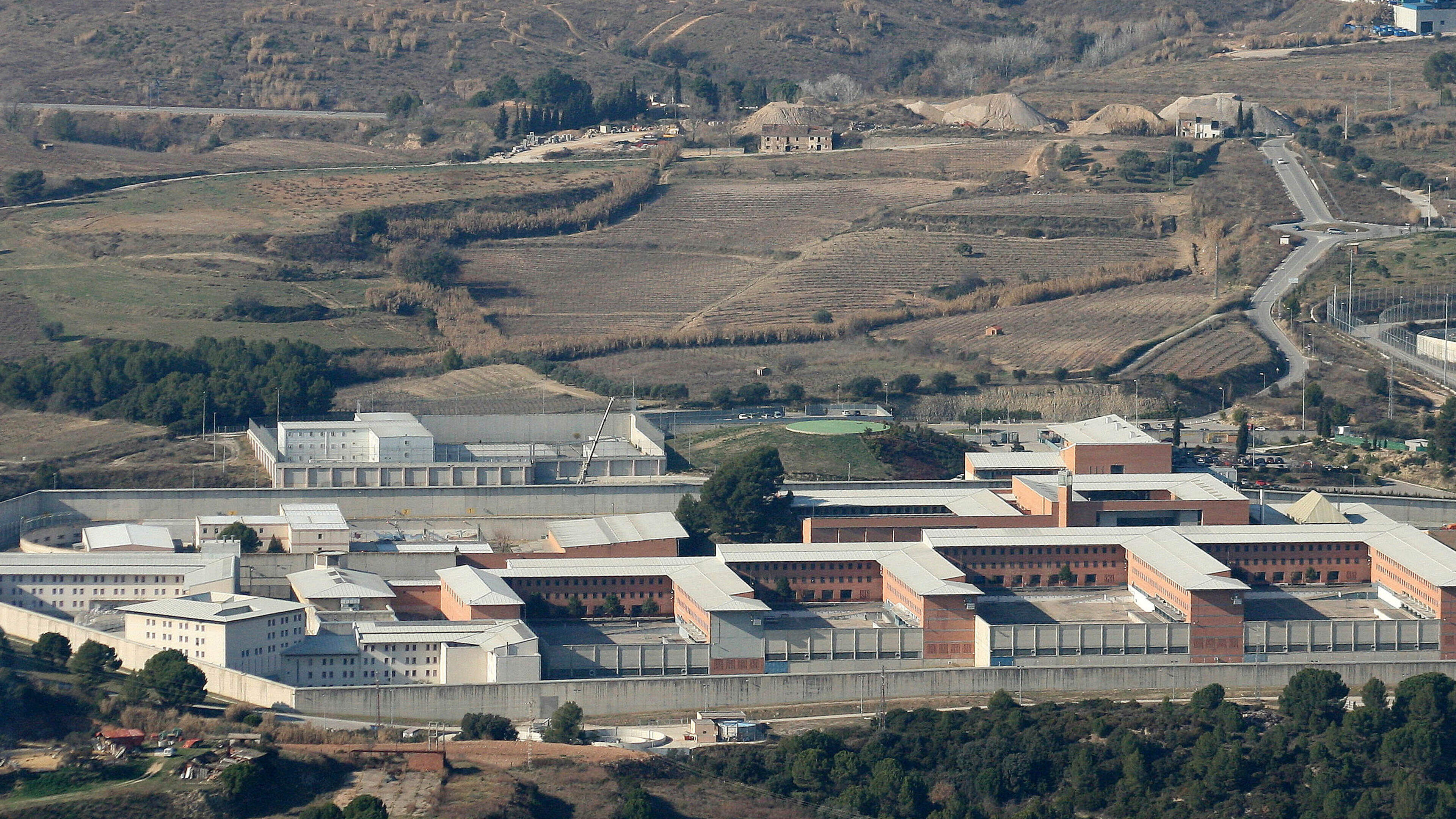 Manhunt as Irishman who killed and mutilated landlord escapes from prison in Spain