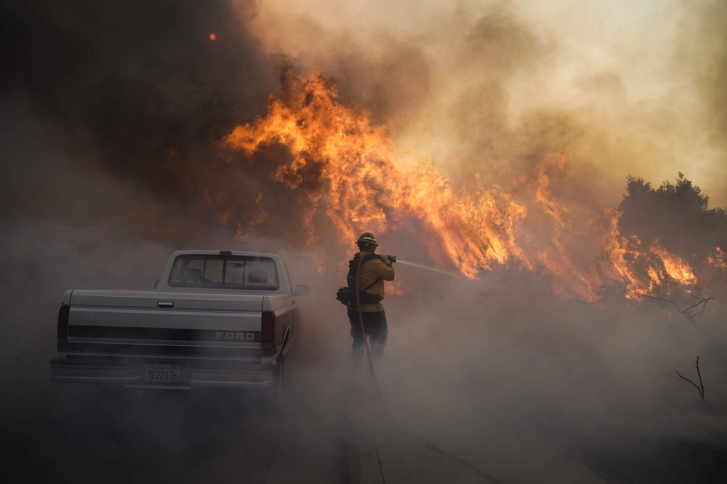 Thousands evacuated amid California fires | Crime World