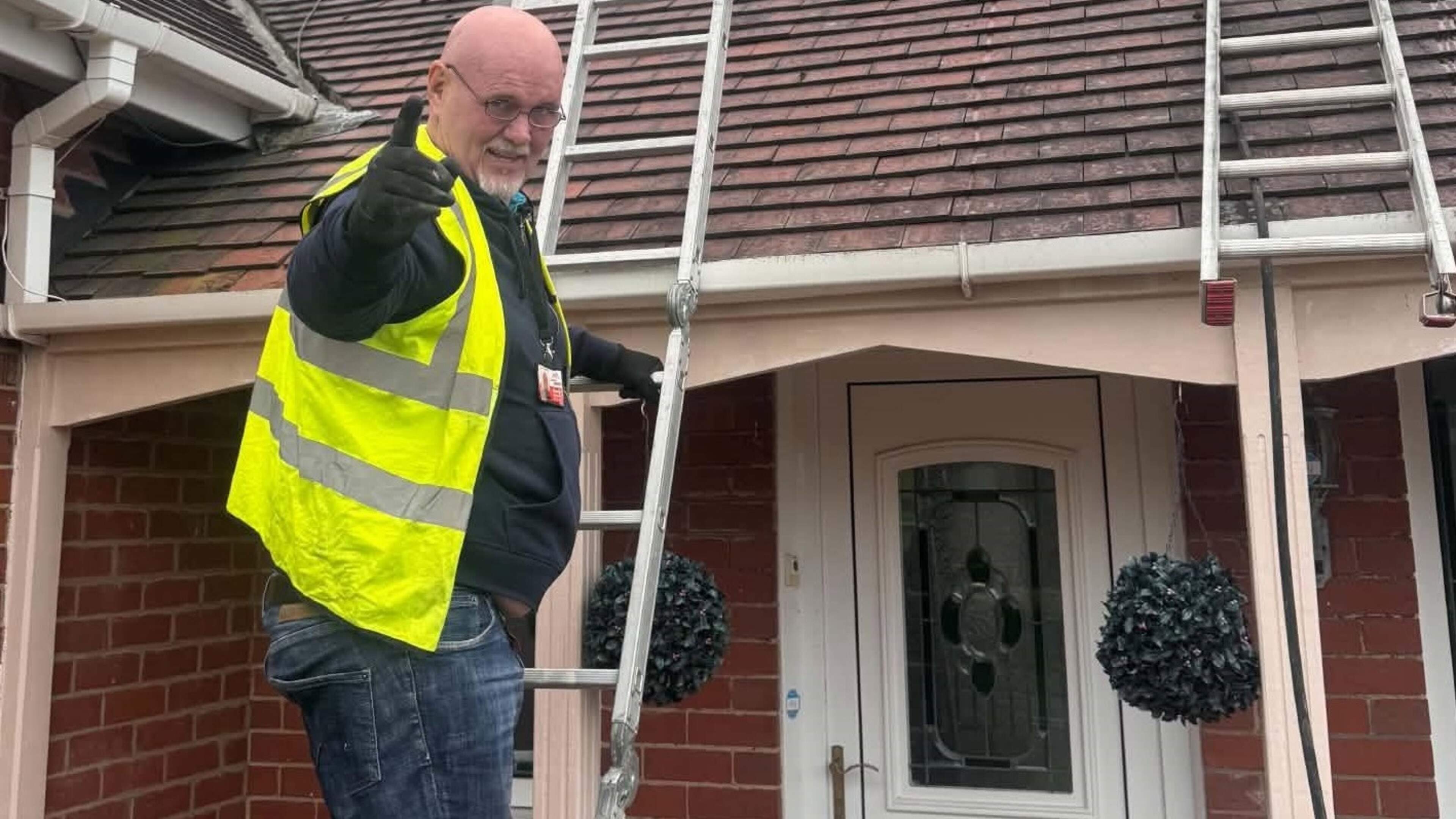 Leader of infamous Irish burglary gang poses for pic working as a roofer in the UK