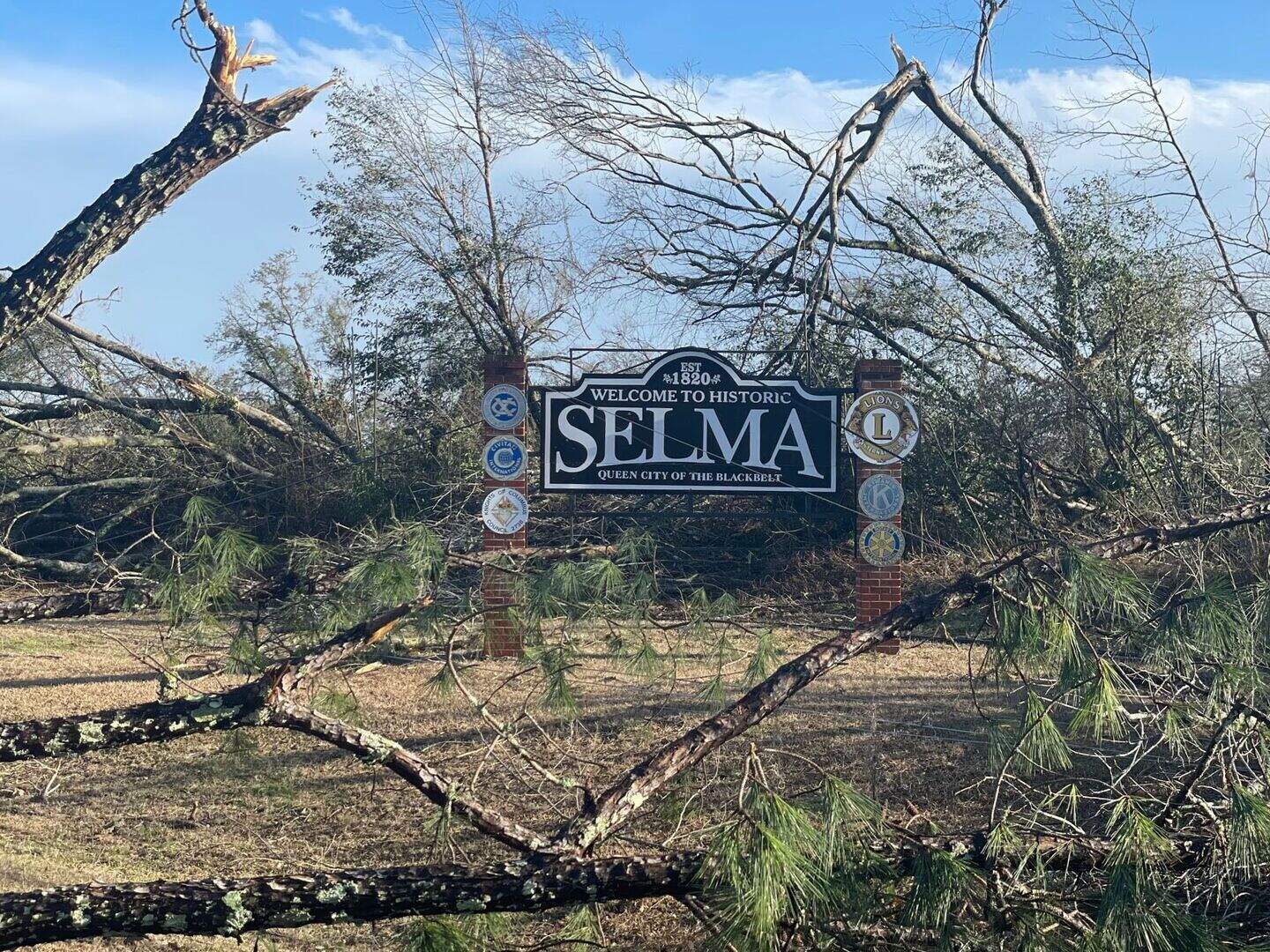 At least seven dead as severe winds and spawning tornadoes hammer US ...