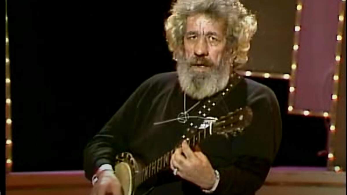 Family of singer Pecker Dunne search for stolen banjo that was gifted to him by U2