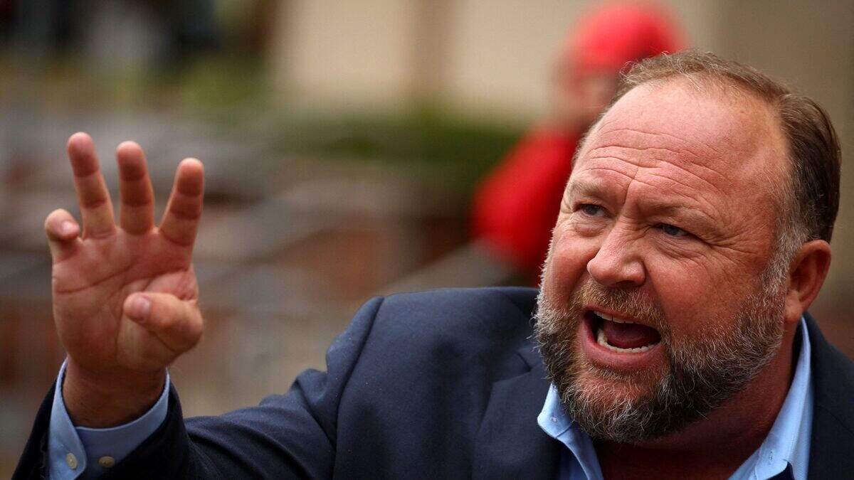 US conspiracy theorist Alex Jones must pay Sandy Hook families almost € ...