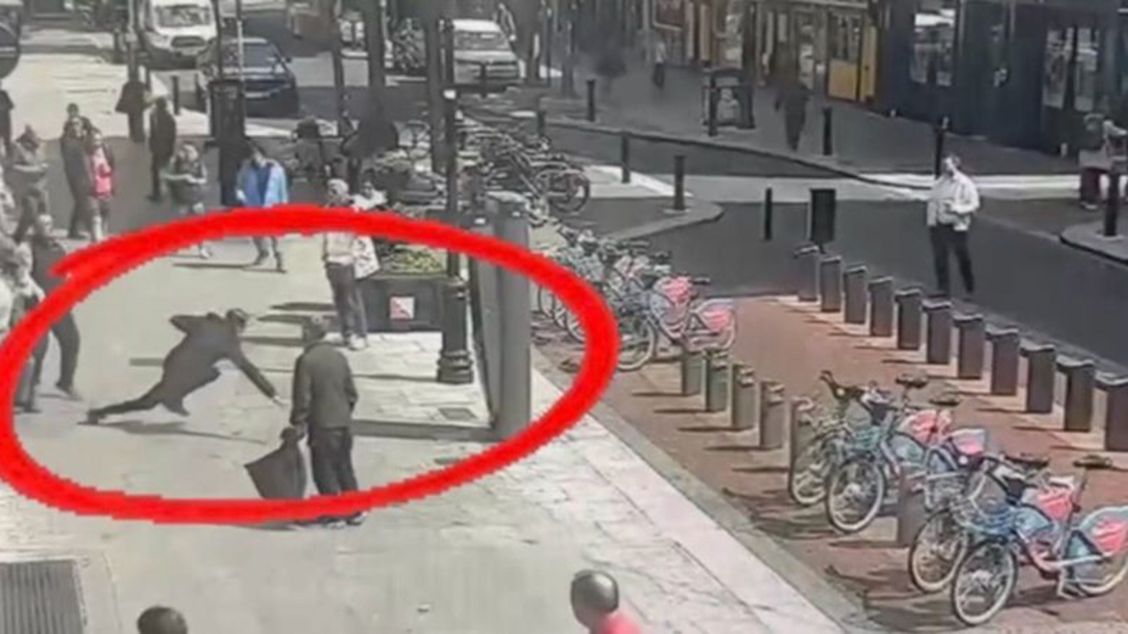 Video shows undercover gardai tackle shoplifter with batons on Talbot Street
