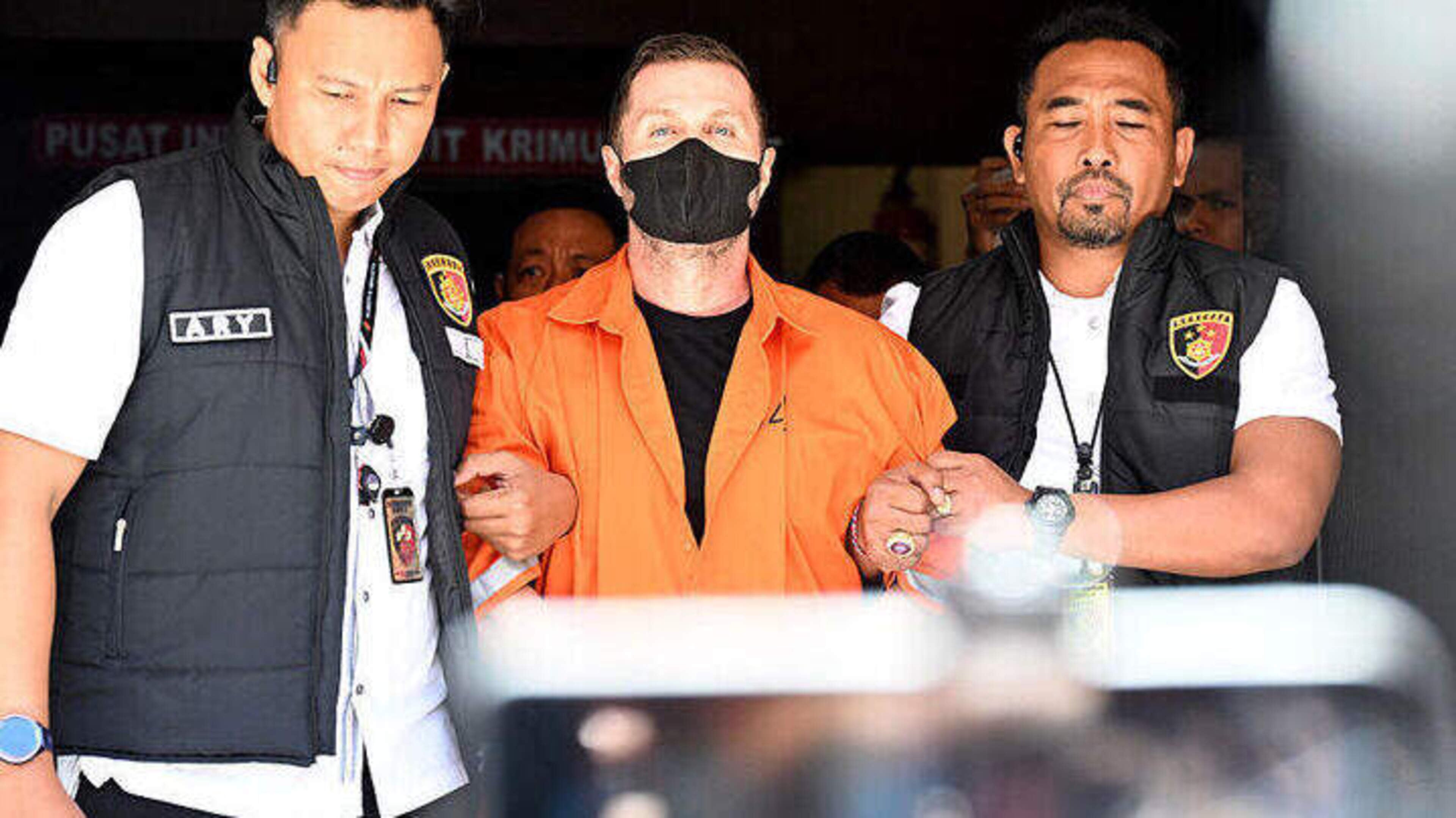 Kinahan ally Stephen Lyons wanted for alleged money laundering and membership of crime group