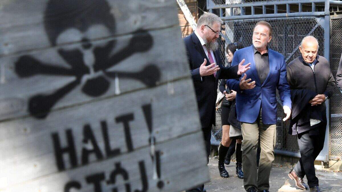 Arnold Schwarzenegger signs Auschwitz guestbook with Terminator ...