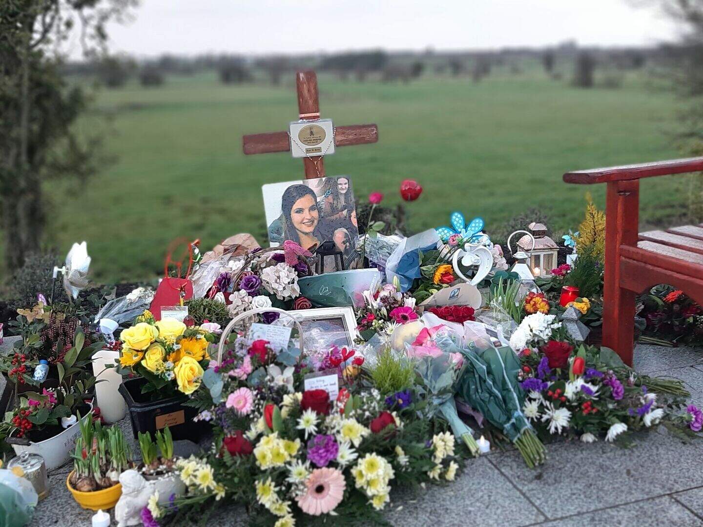 Ashling Murphy's dad joins musical tribute to his daughter at site ...
