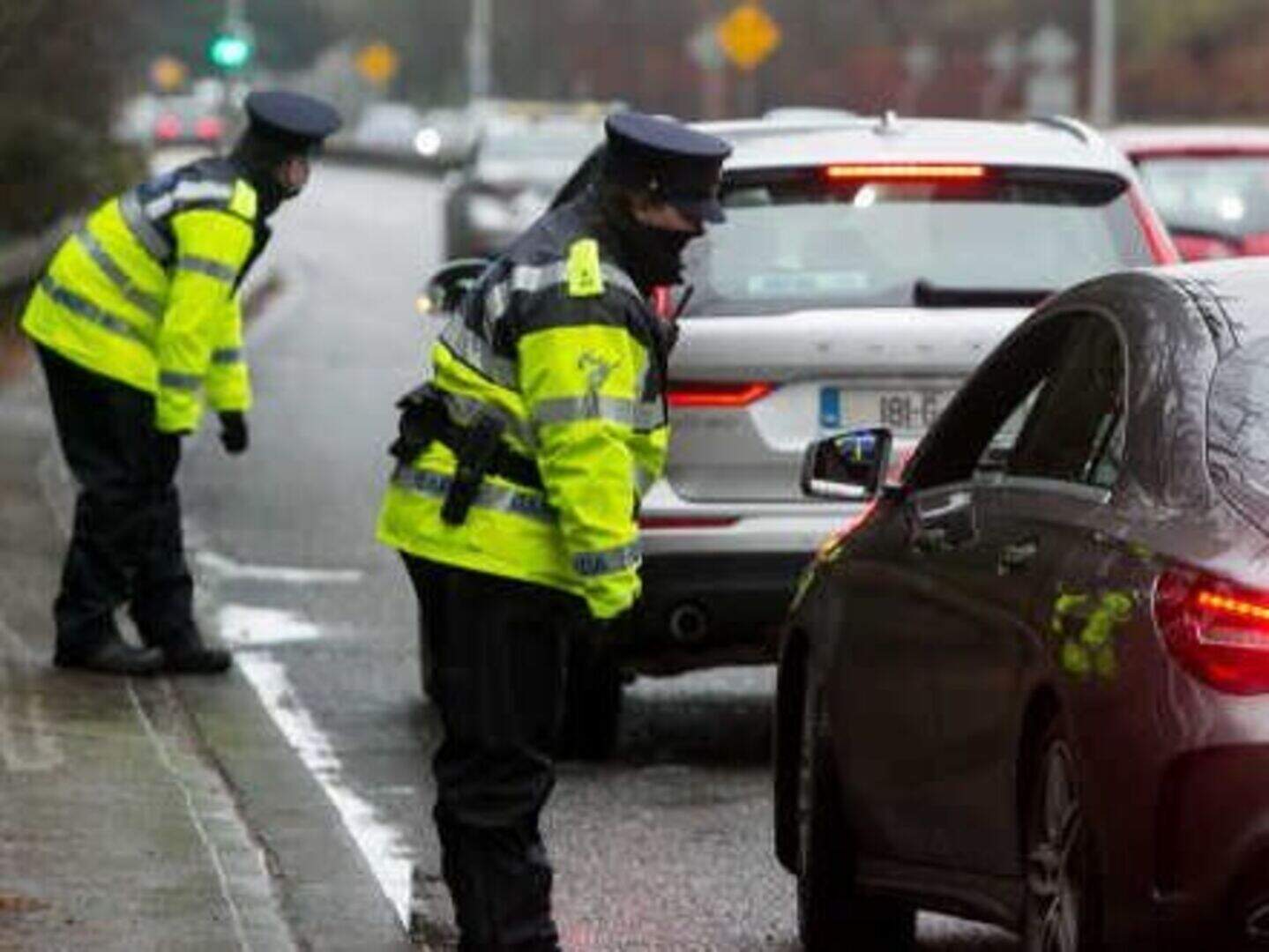 Gardai now have power to hand €100 fines to people breaking 5km travel ...