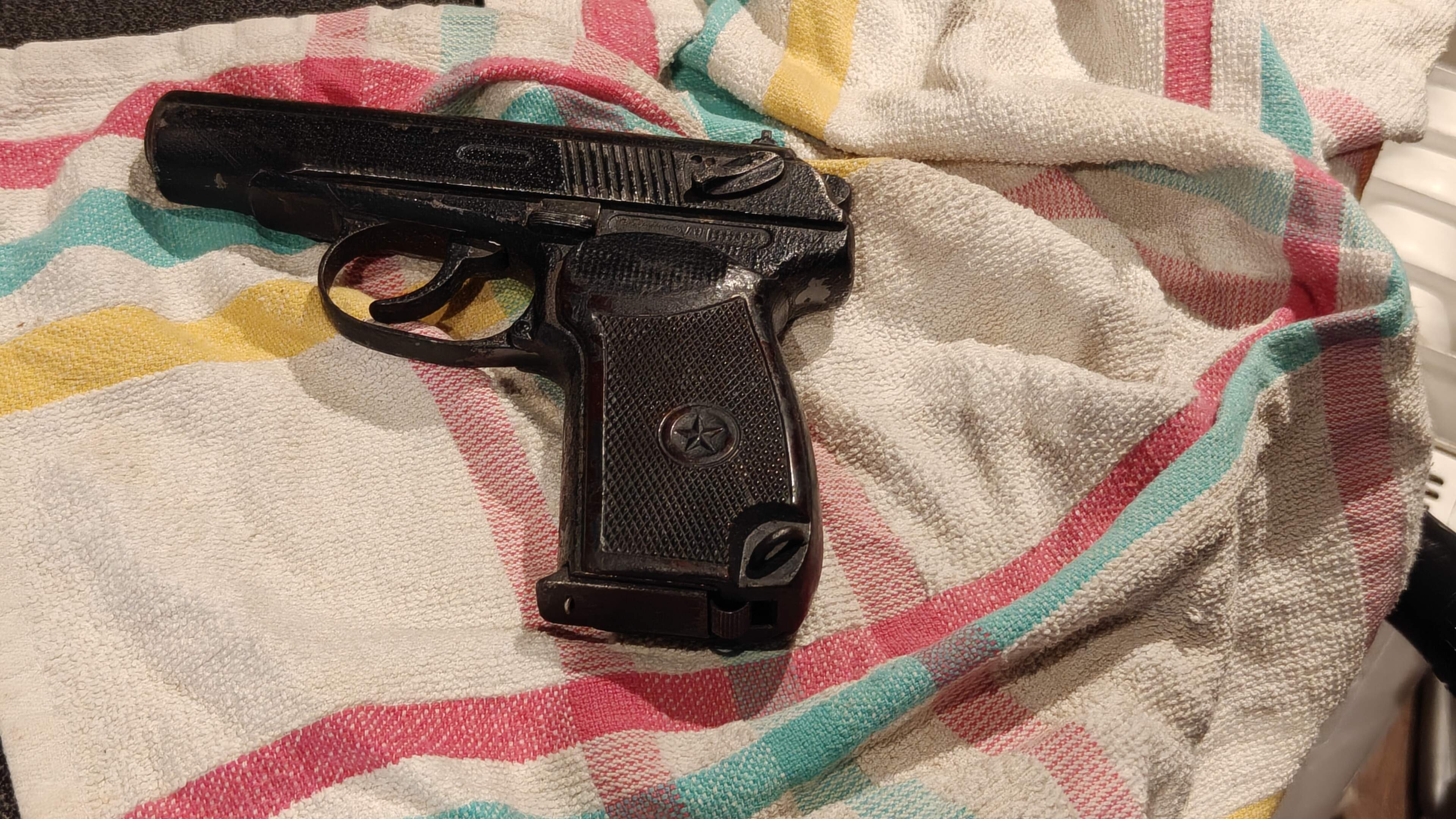 Man (30s) arrested after gardaí seize gun and ammo during raid on house in Crumlin