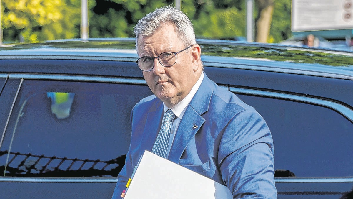 No emotion from disgraced Jeffrey Donaldson as he comes face to face with victims in court