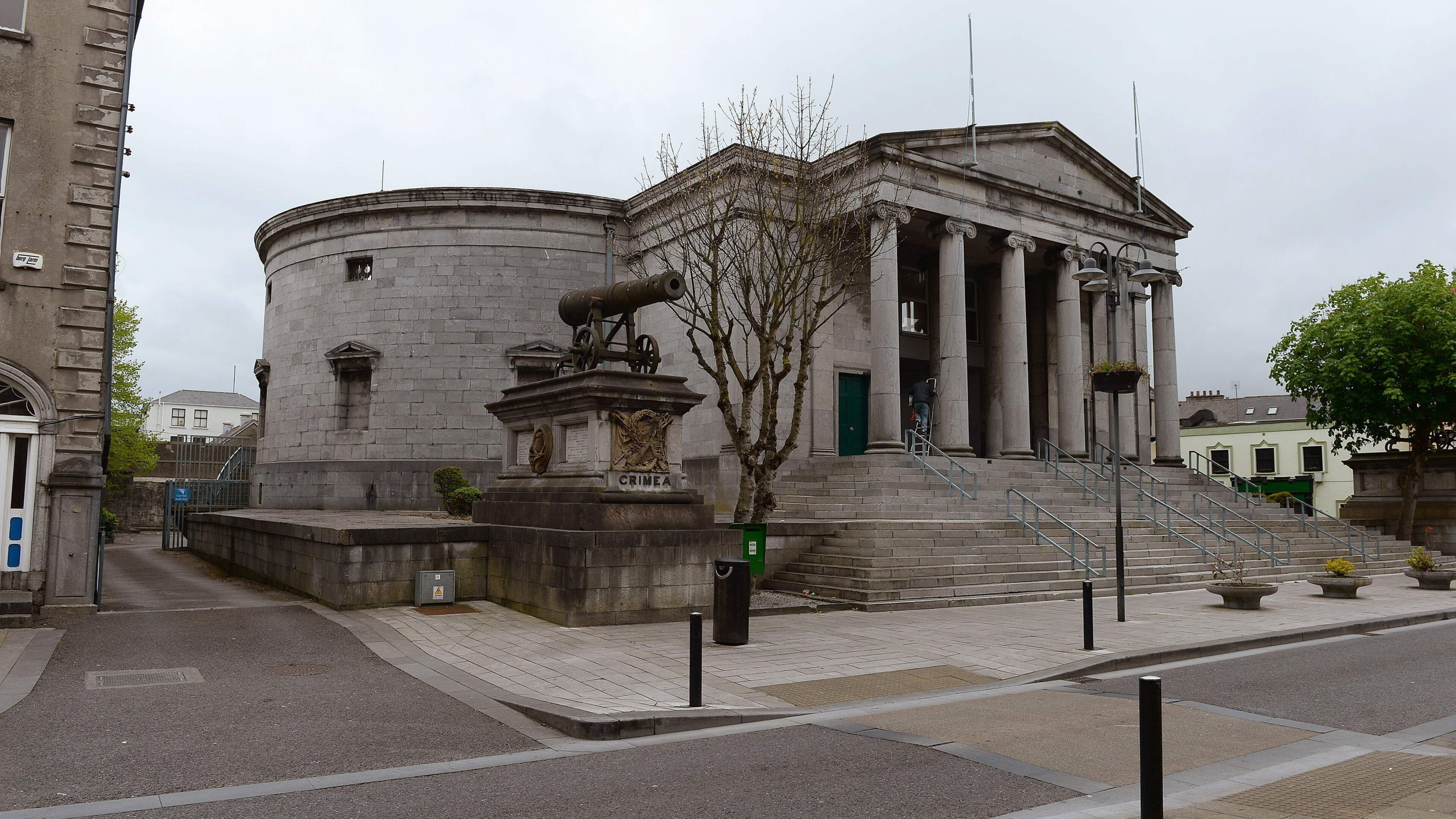 Judge sentences ‘walking clothes horse’ to four months in prison for thefts