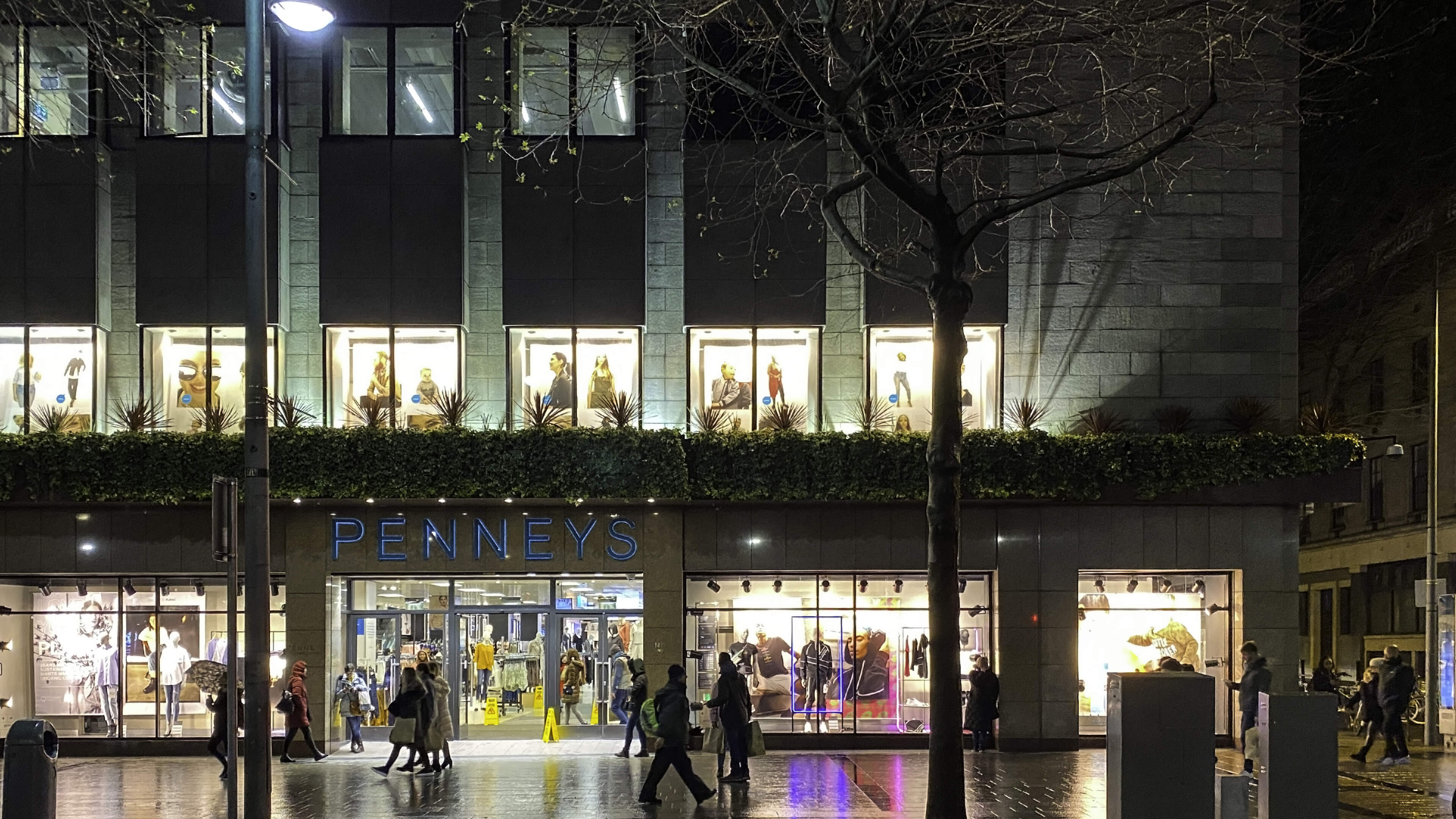 Girl (12) wrongly suspected of stealing eyelashes from Penneys awarded €17,500 compo