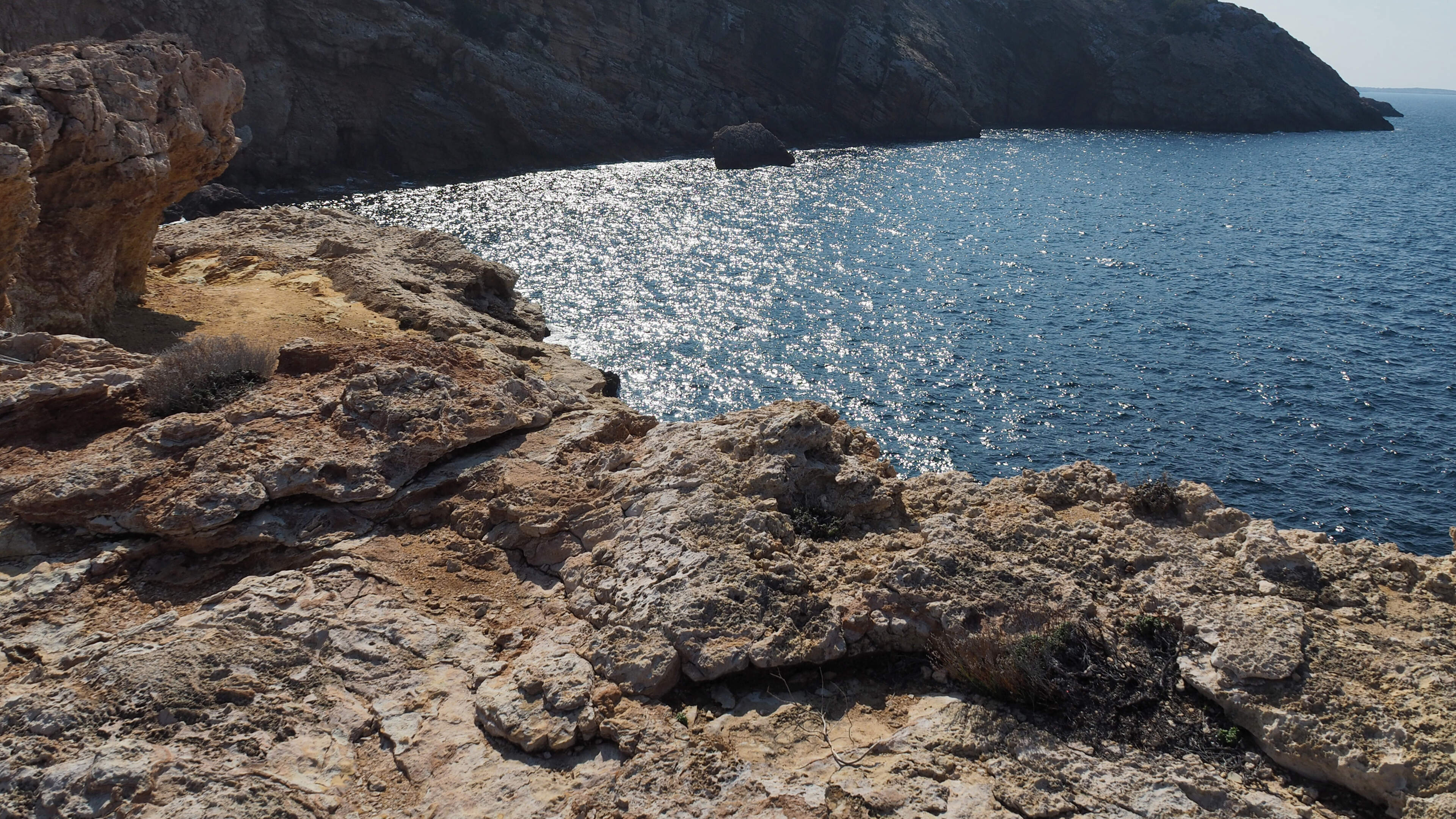 Irishman dies in Ibiza cliff plunge, Spanish cops investigate