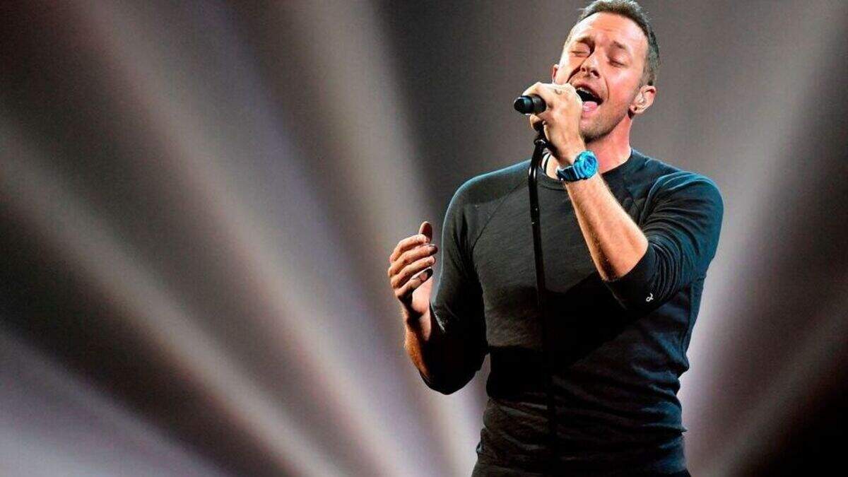 Coldplay singer Chris Martin serenades Bono lookalike who resembles the ...