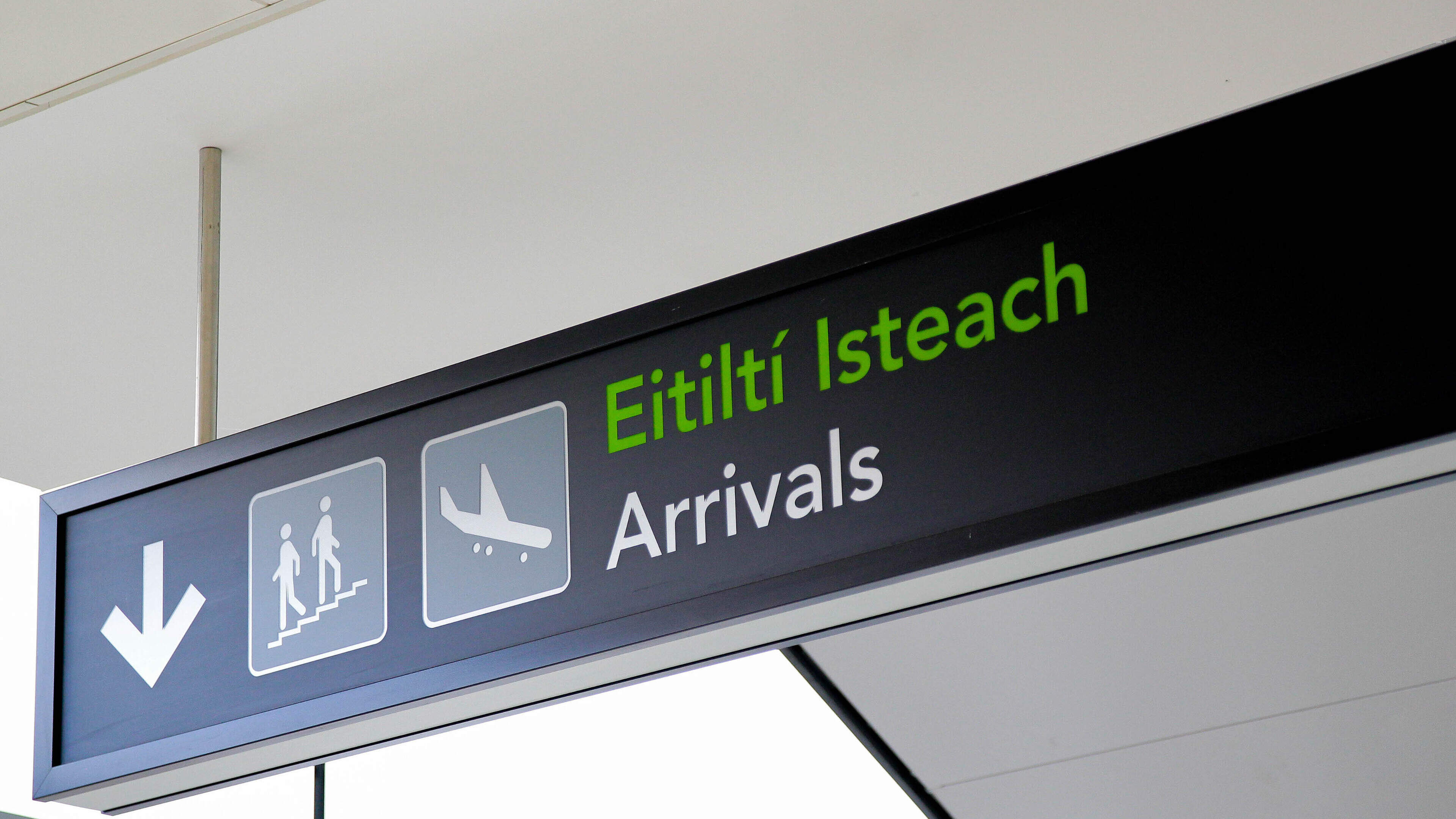 Woman found with €400,000 drugs in luggage at Dublin airport ‘thought it was mobile phones’