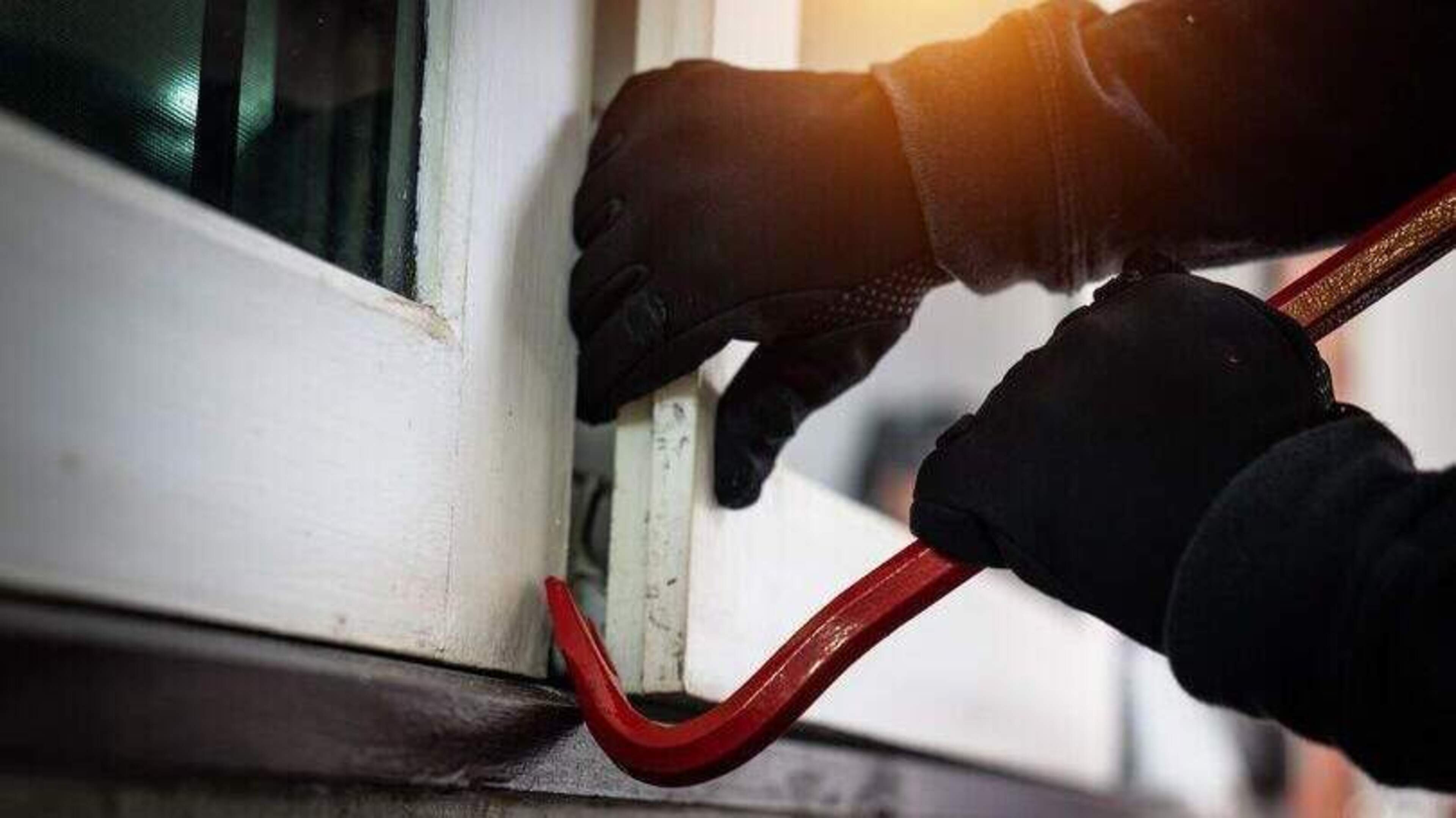 Gardaí investigate as TV and medication stolen from home in morning burglary