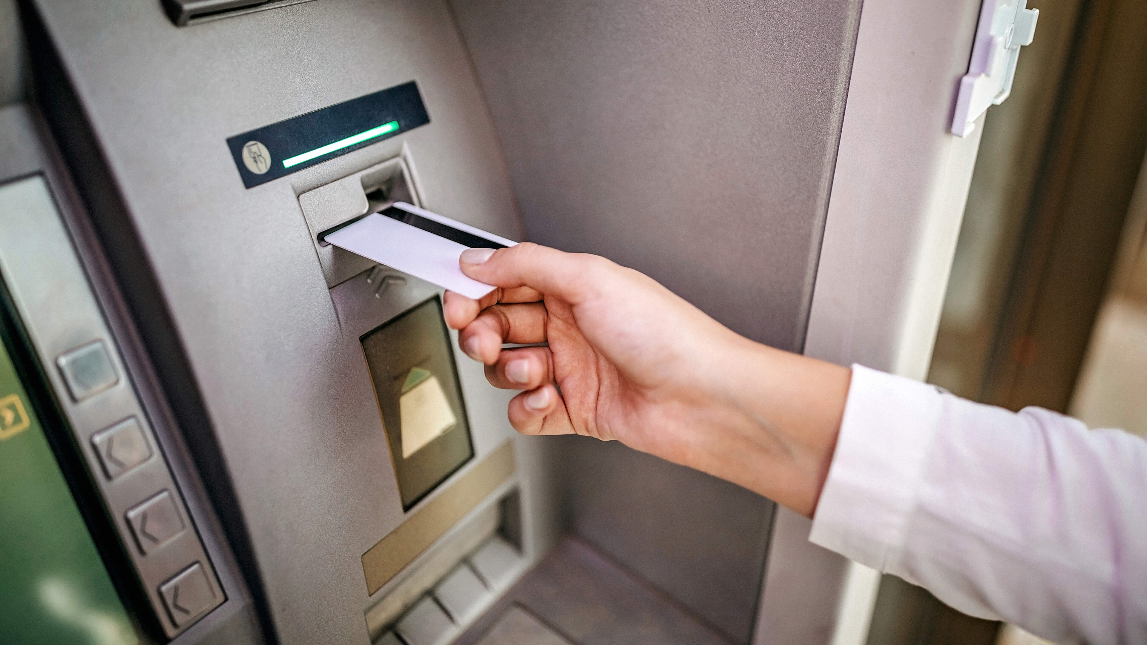 Former accountant used stolen bank card to withdraw €8k from banks across Ireland