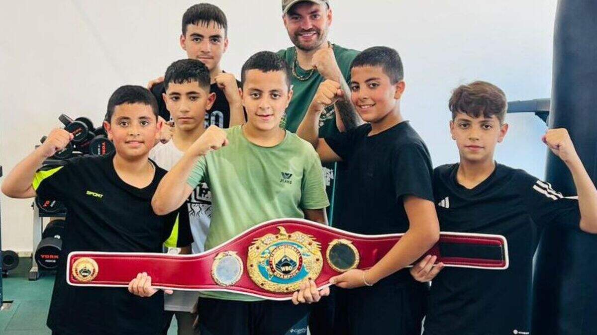 Tyrone McKenna: Boxer volunteers as boxing coach for Palestinian kids ...