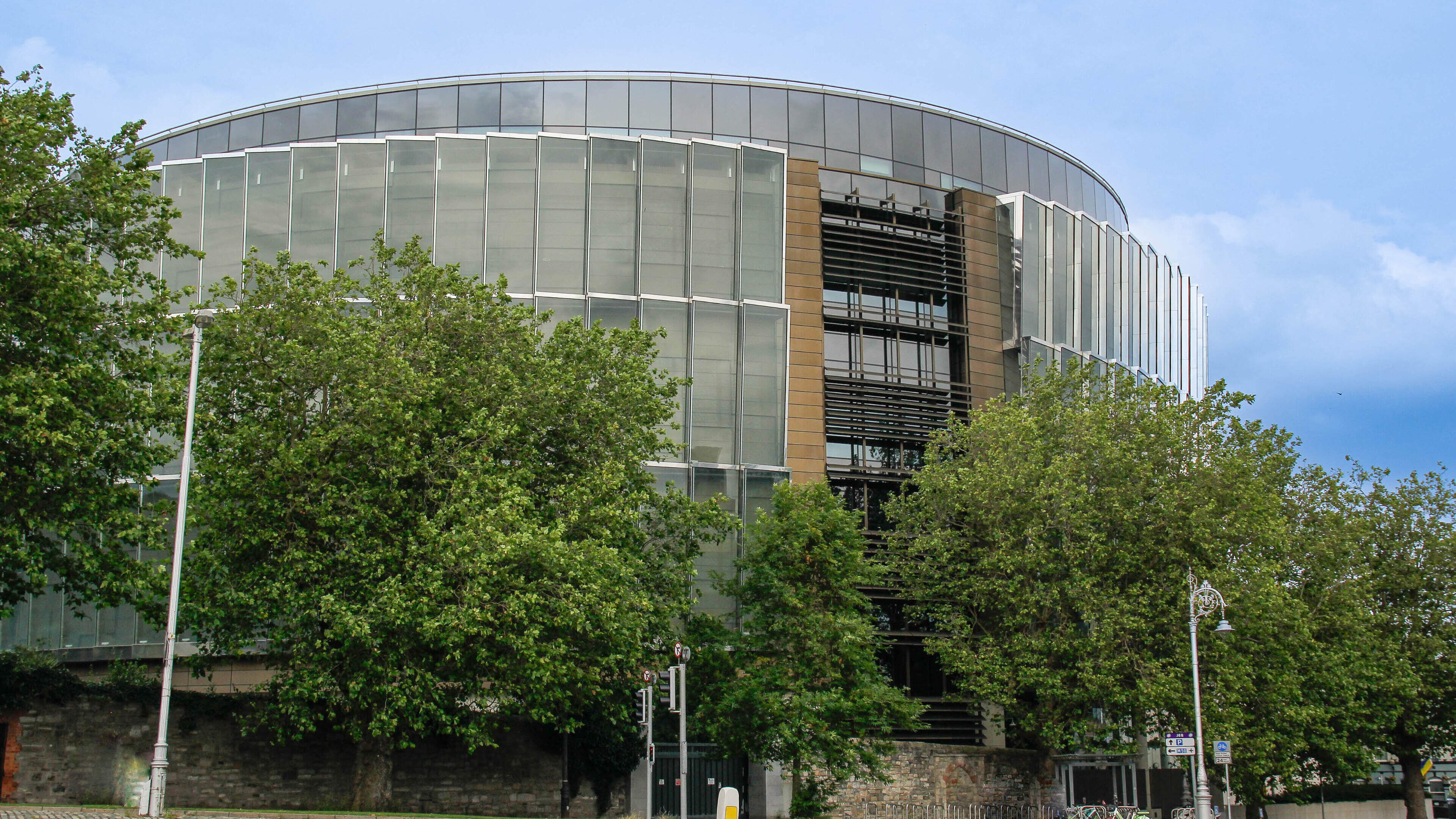 Serving garda and retired superintendent charged over alleged links to criminal organisation