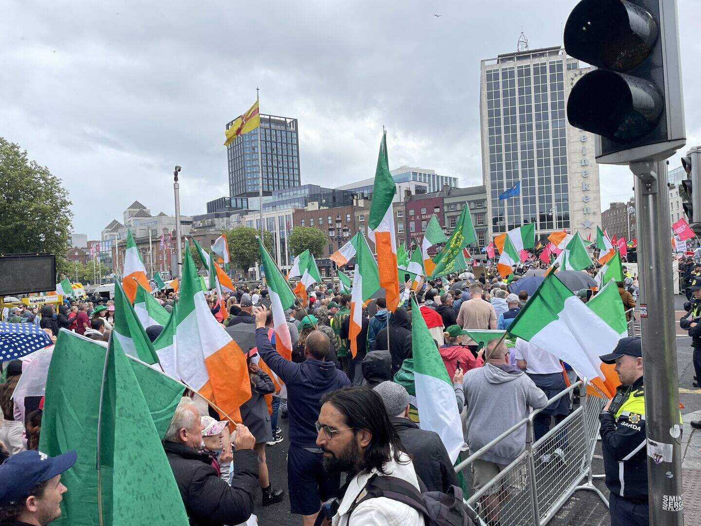 Anti-racism and anti-immigration marches shut down O’Connell Bridge in ...