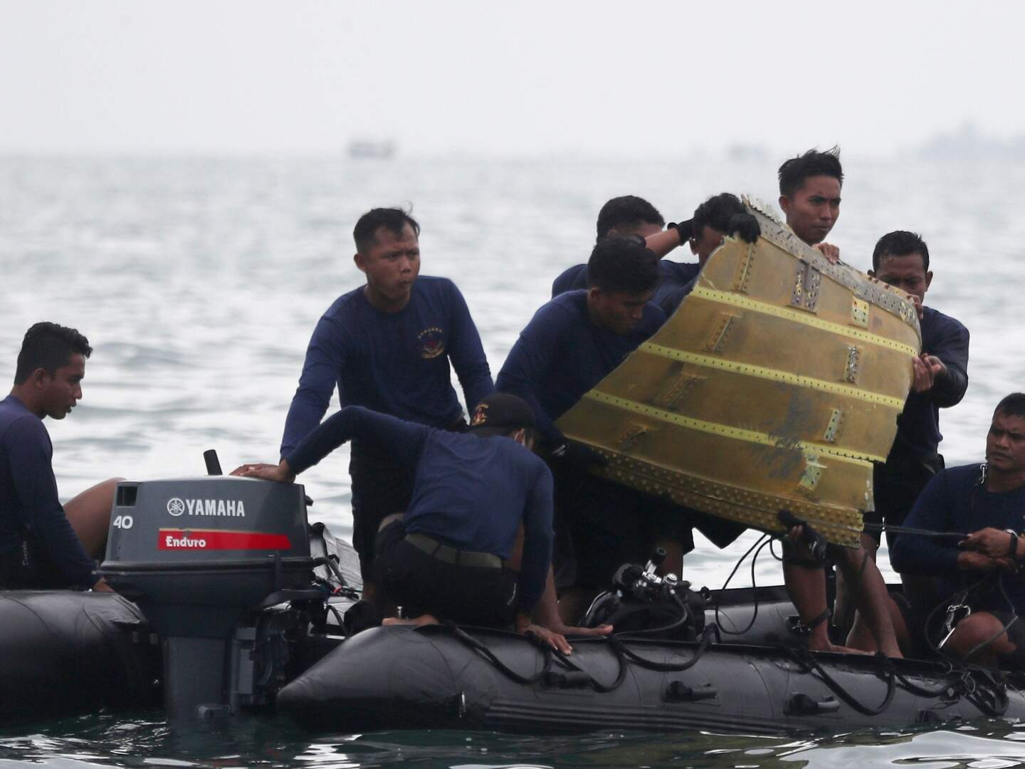 Search for crashed Boeing 737-500 jet's black boxes intensifies | Crime ...