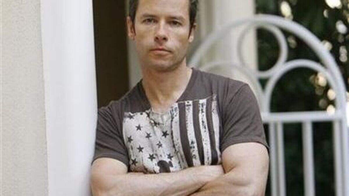 Guy Pearce issues apology after tweets about non-trans actors playing ...