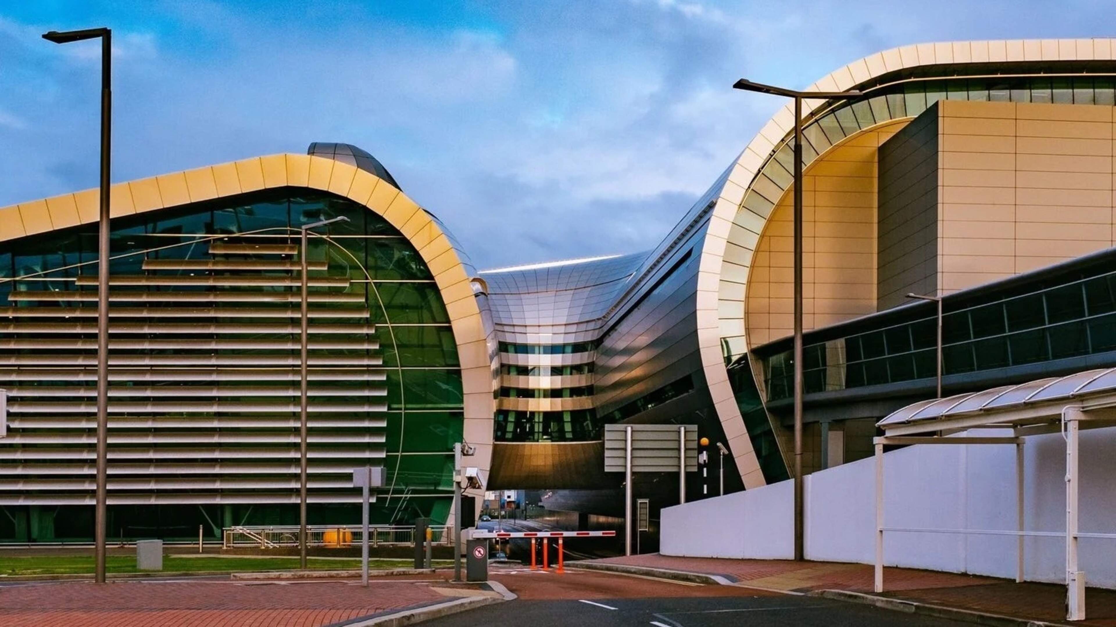 Man accused of helping crime gang had bail revoked after gardai found him at Dublin Airport