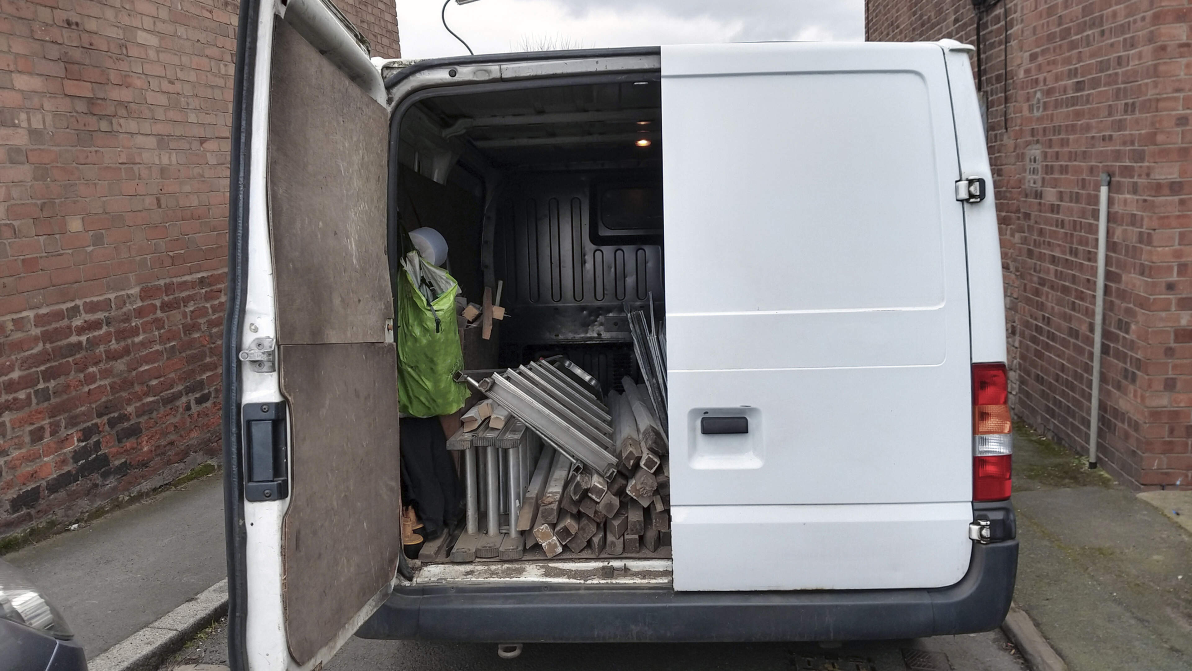 Warning issued about doorstep scammers in ‘Irish van’ targeting UK villages