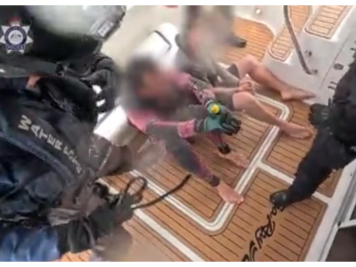 Dramatic footage released of 1 tonne of coke seizure off Australian NSW ...