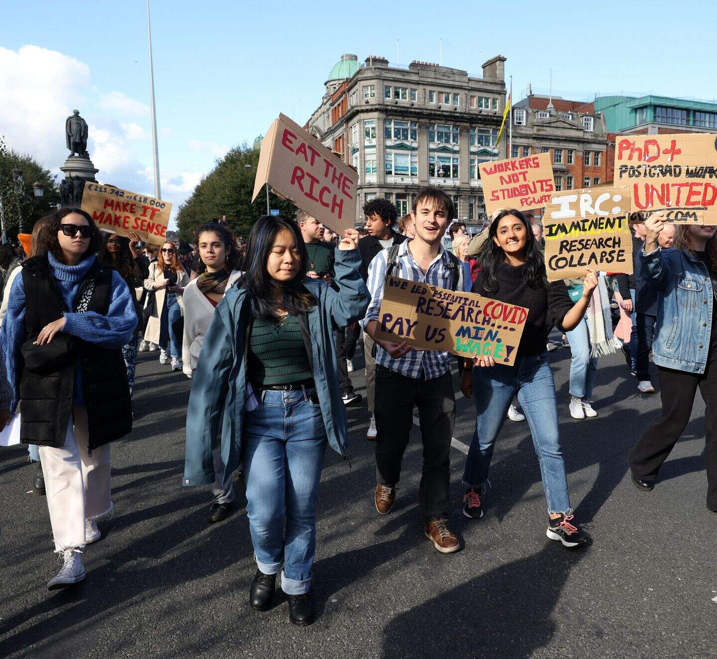 Crowd of 20,000 march through Dublin city centre in massive protest ...