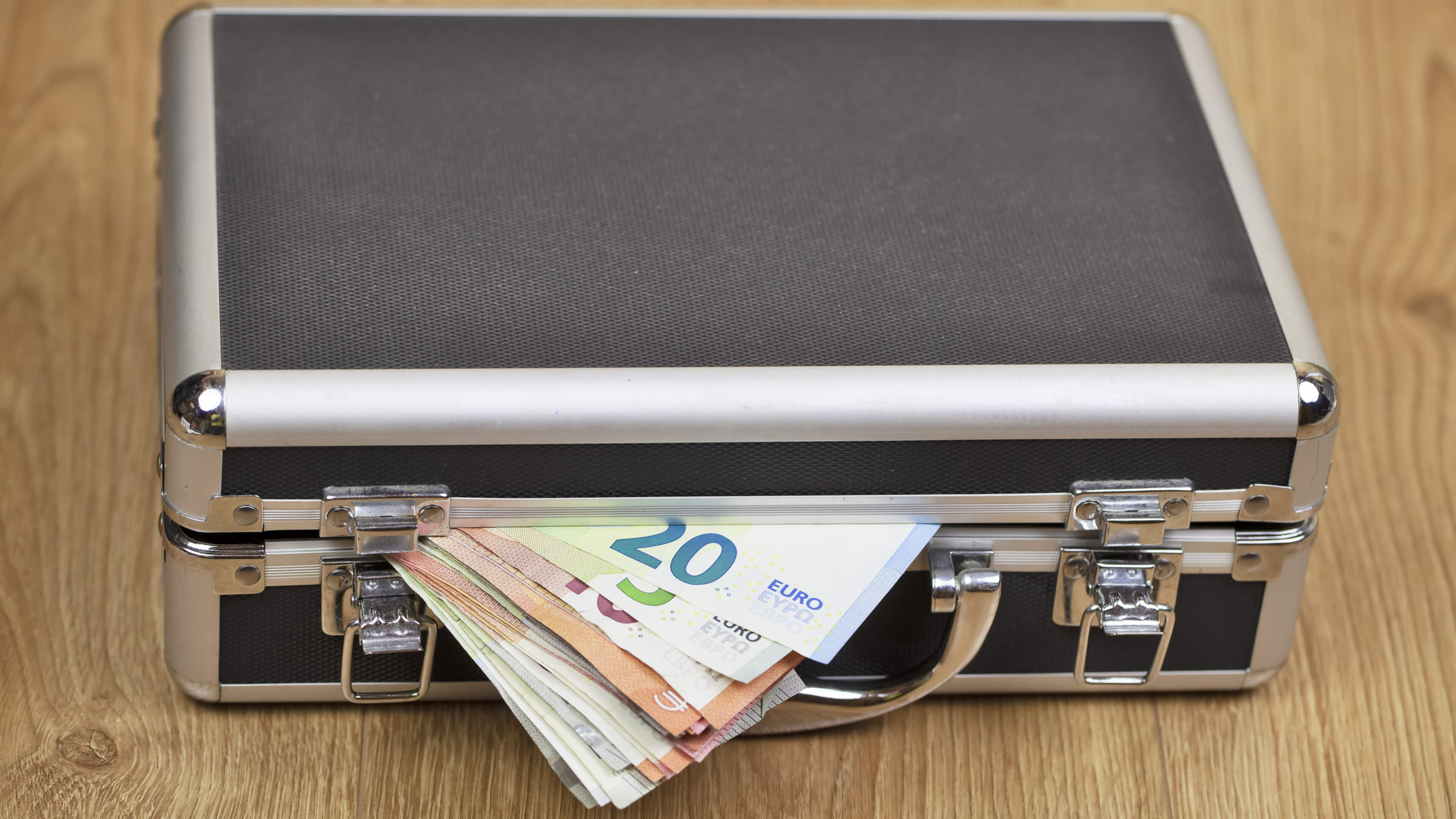 Couple jailed for money laundering after gardaí seize €383,000 cash from car