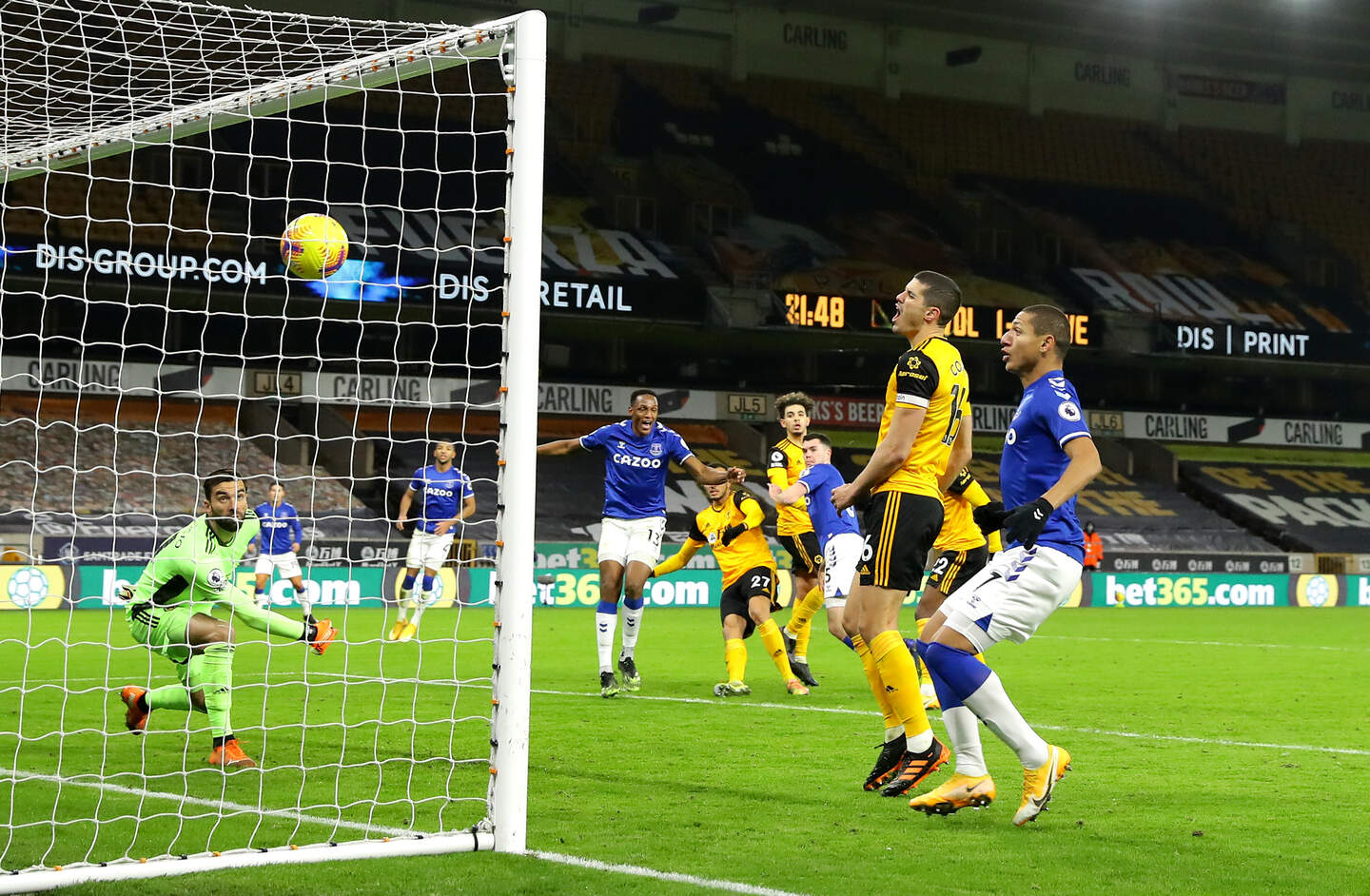 In-form Everton maintain Champions League challenge with victory at ...